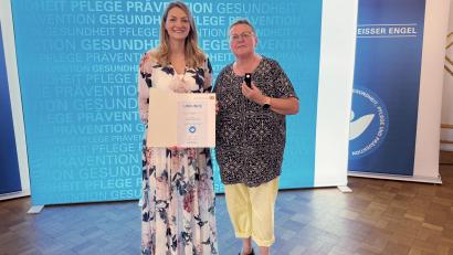 Bild: Pressestelle des Bayerischen Staatsministeriums für Gesundheit, Pflege und Prävention
Die Ambergerin Johanna Christina Radu (rechts) wurde von Bayerns Staatsministerin für Gesundheit, Pflege und Prävention, Judith Gerlach (links), mit dem „Weißen Engel“ ausgezeichnet.