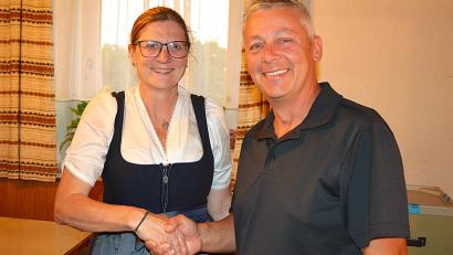 Bild: Fritz Dietl
Bürgermeisterin Beate Dietrich gratulierte Georg Ott zur Wiederwahl und freute sich auf die Zusammenarbeit in den nächsten sechs Jahren.