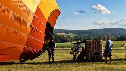 Bild: fks
Als der Ballon weit genug aufgeblasenen war, startete Pilot Axel den lauten Heißluftbrenner.