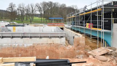 Archivbild: Petra Hartl
Diese Aufnahme von 2024 zeigt das Waldbad in Sulzbach-Rosenberg, als es Großbaustelle war, Springerbecken und Sprungturm saniert und das Bademeisterhaus neu gebaut wurden.