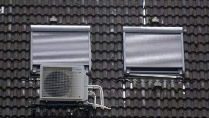 Bild: Marijan Murat/dpa
Klimaanlagen können die Temperaturen in Gebäuden deutlich senken.