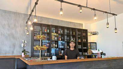 Bild: Katharina Melzner
Glückskekse auf der Etagere, der Chef hinter dem Tresen: Ngoc Phan Anh Pham wagt mit "Maison Kelly" einen Neustart in der Marktredwitzer Gastroszene.
