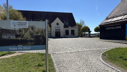 Archivbild: sbö
Das Freilandmuseum Oberpfalz sammelt größere Objekte wie historische Mähdrescher, Telefonzellen oder Leichenwägen. Diese sollen bald mit dem Großgerätedepot einen zentralen und modernen Sammelplatz bekommen, so der Wunsch.
