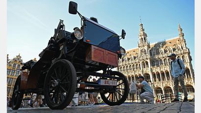 Bild: Michael Brandt/dpa
Eine E-Kutsche steht auf dem Grand-Place/Grote Markt im Zentrum von Brüssel.