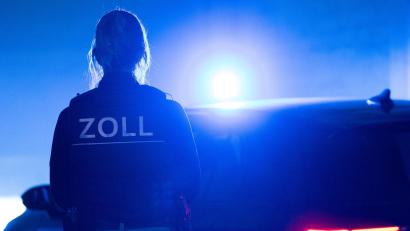 Bild: Leonie Asendorpf/dpa
Zollbeamte durchsuchten bundesweit mehrere Dutzend Objekte. (Symbolbild)