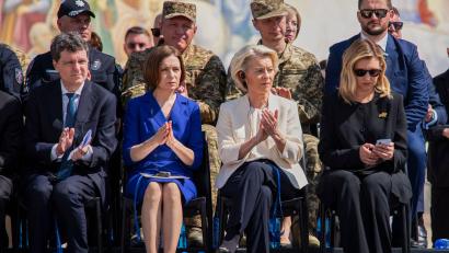 Bild: Dan Bashakov/AP/dpa
Gemeinsam mit Staats- und Regierungschefs aus Ländern wie Rumänien und Moldau reiste EU-Kommissionspräsidentin Ursula von der Leyen (2.v.r) am Mittwoch nach Kiew. (Archivbild)