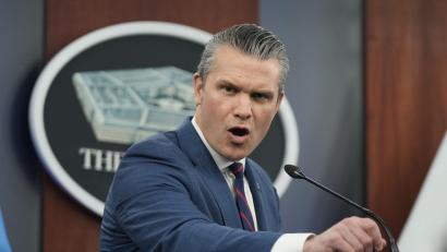 Bild: Mark Schiefelbein/AP/dpa
Soldaten ab 30 sollen künftig jährlich auf einen möglichen Testosteronmangel getestet werden - sagt US-Verteidigungsminister Pete Hegseth. (Archivbild)