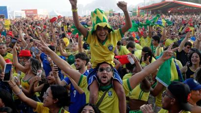 Bild: Bruna Prado/AP/dpa
Fußball – und auch Fußballschauen beim Public Viewing – ist für brasilianische Fans immer mit großer Leidenschaft verbunden.