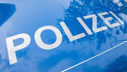 Symbolbild: Boris Roessler/dpa
Ein weißer VW T-Roc wurde auf einem Parkplatz in Vohenstrauß beschädigt. Der Unfallverursacher flüchtete. Polizei sucht Zeugen.