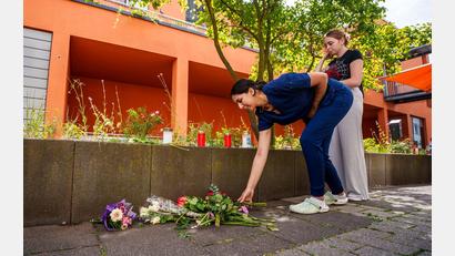 Bild: Andreas Arnold/dpa
Menschen kommen vorbei und legen Blumen ab.