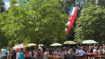Bild: Reinhold Strobl
Das Gockerlfest zum 100-Jährigen Jubiläum des Geflügelzuchtvereins Schnaittenbach-Hirschau fand auf dem Festplatz unter Bäumen statt.