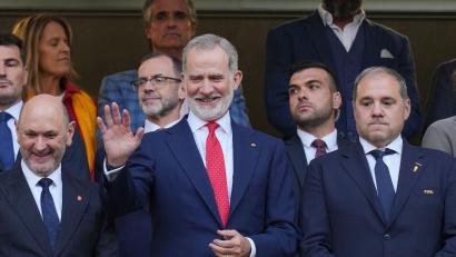 Bild: Silvia Izquierdo/AP/dpa
König Felipe VI. jubelte dem spanischen Team bei der WM auch schon von der Tribüne zu. (Archivbild)