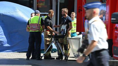 Bild: Michael Brandt/dpa
Zwei Verletzte werden in Krankenhäusern versorgt.