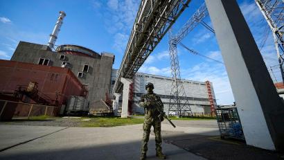 Bild: -/AP/dpa
Russische Truppen kontrollieren seit dem Frühjahr 2022 das ukrainische Atomkraftwerk Saporischschja im Südosten des Landes. (Archivbild)