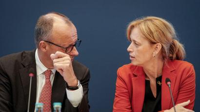 Bild: Kay Nietfeld/dpa
Der Kanzler stellt sich hinter Sparpläne der Familienministerin beim staatlichen Unterhaltsvorschuss - kündigt aber weitere Gespräche an. (Archivbild)