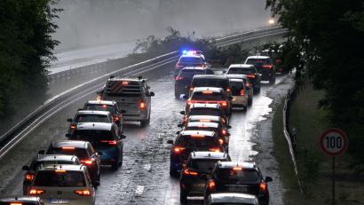 Bild: Bernd März/Fotoreportextremwetter.tv/dpa
Bei Erlangen musste bereits am Dienstagabend auf dieser Straße der Verkehr umgeleitet werden, nachdem im Zuge eines Unwetters Bäume umgestürzt sind.