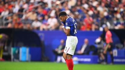 Bild: Tom Weller/dpa
Aus der Traum vom zweiten WM-Titel: Superstar Kylian Mbappe schleicht nach dem enttäuschenden WM-Halbfinale bedient vom Platz.