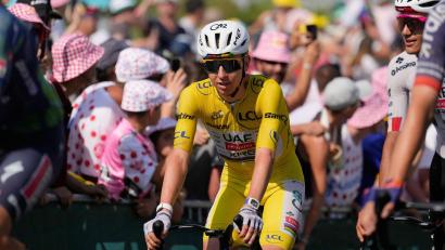Bild: Mosa'ab Elshamy/AP/dpa
Tadej Pogacar bleibt Gesamtführender der Tour de France.
