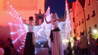 Archivbild: Gabi Schönberger
Sie dürfen bei „Weiden träumt“ nicht fehlen: der „Walking-Act“ der Tanzschule „NDancing“.