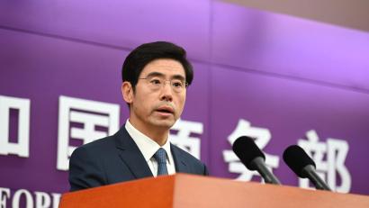 Bild: Johannes Neudecker/dpa
Der Sprecher des chinesischen Handelsministeriums rechtfertigte das Vorgehen Pekings. (Archivbild)