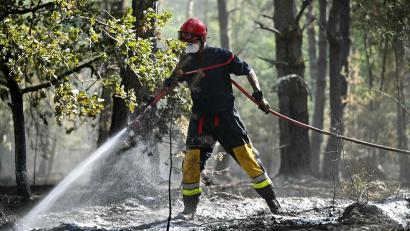 Bild: Lou Benoist/AFP/dpa
Verheerende Ausmaße hat inzwischen dieser Brand in Frankreich.