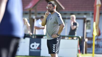 Bild: Hubert Ziegler
Was hat sich Thomas Roth (hier noch Coach von Germania Amberg) als neuer Trainer des FC Schmidgaden überlegt? Am Freitag beim Auftaktspiel beim SV Kemnath am Buchberg wird man es wissen.
