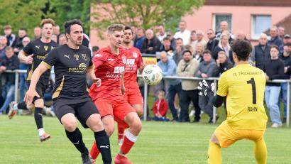 Archivbild: Rudi Gebert
Zum Saisonstart in der Kreisliga 2 empfängt der TSV Waldershof am Sonntag den FC Tirschenreuth. Am 21. Mai (Szene) standen sich beide Teams im ersten Relegationsspiel zur Bezirksliga gegenüber. Waldershof (rote Trikots) gewann die Partie in Mitterteich mit 2:0, stieg später aber ab.