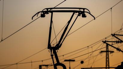 Symbolbild: Daniel Karmann
Die Elektrifizierung und die Bahnstrecken – in den vergangenen Wochen wurde viel über ein mögliches Aus oder das Stagnieren der Pläne in Nordostbayern gemunkelt.