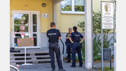 Bild: Frank Hammerschmidt/dpa
Nach dem Angriff auf eine Mitarbeiterin eines Jugendamtes der Kreisverwaltung ist in Finsterwalde das Gebäude evakuiert und gesperrt worden.
