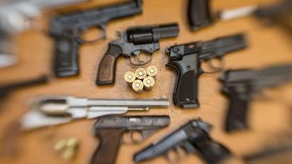 Symbolbild: Friso Gentsch/dpar 
Pistolen, Revolver und Munition: Wer bei einer Haushaltsauflösung derartiges findet, sollte extrem vorsichtig sein, wenn er sich nicht auskennt oder keine Berechtigung dafür hat. Wer es einfach ins Auto packt und zur Polizei fährt, verstößt ohne waffenrechtliche Erlaubnis bereits gegen das Waffengesetz.