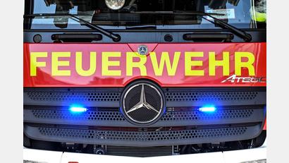 Bild: Uli Deck/dpa
Die Feuerwehr befreite das Ehepaar nach dem Unfall aus dem Auto. (Symbolbild)