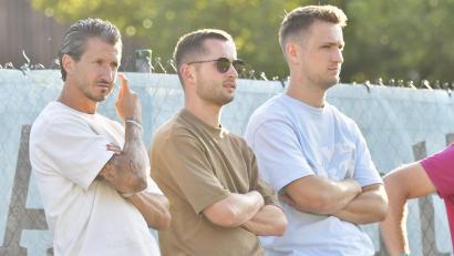 Bild: Hubert Ziegler
Zaungäste: SpVgg-SV-Trainer Michael Riester (links) nutzte am Mittwoch die Gelegenheit, um die DJK Ammerthal bei deren 1:0-Saisonauftaktsieg gegen den ASV Neumarkt zu beobachten. Mit dabei waren die Weidener Spieler Moritz Zeitler (Mitte) und Stefan Pühler.