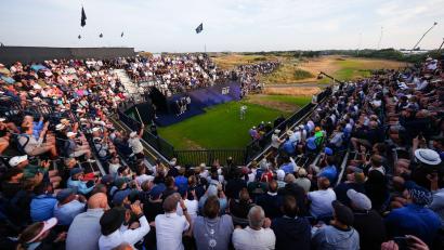 Bild: David Davies/PA Wire/dpa
Der Engländer Matthew Baldwin eröffnete die British Open mit dem ersten Abschlag.