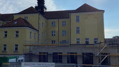 Bild: Andreas Ascherl
Die Max-Josef-Schule in Amberg mit dem Anbau, der jetzt fast neun Millionen Euro kostet.