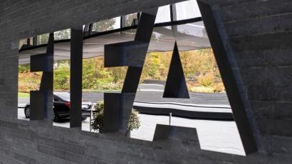 Bild: Ennio Leanza/epa/dpa
Mit einem Reglement macht der Fußball-Weltverband FIFA Vorgaben für die Tätigkeit von Spielervermittlern. (Archivbild)