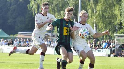 Bild: Hubert Ziegler
Tim Baierlein (Mitte) im Ammerthaler Trikot am Mittwoch beim 1:0.Sieg gegen den ASV Neumarkt.
