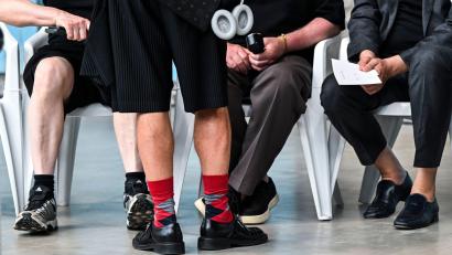 Bild: Jens Kalaene/dpa
Ein Mann mit roten Mustersocken und kurzen Hosen - kürzlich bei der Berlin Fashion Week. (Archivbild)