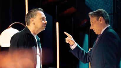 Bild: ---/RTL+/dpa
Bei GZSZ spielt Thriller-Autor Sebastian Fitzek (l) sich in zwei Folgen selbst und trifft dabei auf Schauspieler Wolfgang Bahro alias Jo Gerner.