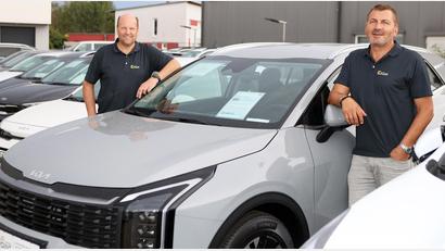Bild: Stephan Landgraf
Willkommen im CARPOINT WEIDEN: Thomas Binner und Bekim Kastrati (von links) stehen für automobile Kompetenz auf den Punkt gebracht.