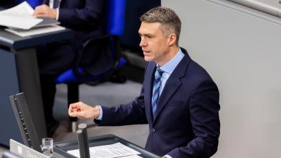 Bild: Christoph Soeder/dpa
Da war er noch CSU-Politiker: GVB-Präsident Stefan Müller 2023 bei einer Rede im Bundestag. (Archiv-Foto)
