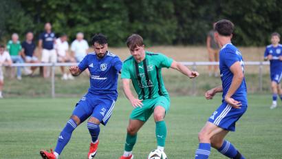 Bild: Dieter Jäschke
Jonas Zeiler (Mitte) vom FC Weiden-Ost im Duell mit dem Etzenrichter Deniz Bock.