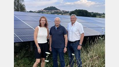 Bild: Bürgerenergie Parkstein
Die Vorstandsmitglieder Alexandra Gammanick, Gerhard Bäumler und Josef Langgärtner (von links) stehen vor einer PV-Anlage.