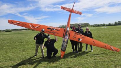 Bild: Luftsportgruppe Amberg
So groß kann ein Modellflugzeug sein: Dieser Sparte der Fliegerei widmet sich diesmal der Segelfliegerverein Luftsportgruppe Amberg bei seinem Flugfest von 24. bis 26. Juli.
