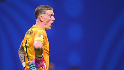 Bild: Tom Weller/dpa
Englands Nationaltorhüter Jordan Pickford hatte umsonst einen Spickzettel fürs Elfmeterschießen vorbereitet.