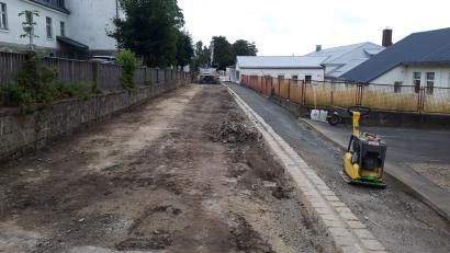Bild: wkr
Für rund 40.000 Euro wird die Schulstraße unterhalb der Grundschule Fichtelberg saniert. Nach Beendigung der Baumaßnahme wird mit dem langersehnten Ausbau der Gablonzer Straße in der Ortsmitte begonnen.
