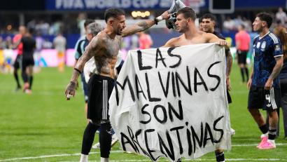Bild: Rebecca Blackwell/AP/dpa
Die Argentinier feiern mit einem politischen Plakat.