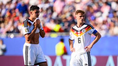Archivbild: Tom Weller/dpa
Aleksandar Pavlovic (l) und Joshua Kimmich nach dem WM-Aus: Auf Bayern-Spieler wird auch Jürgen Klopp beim Neuaufbau setzen.