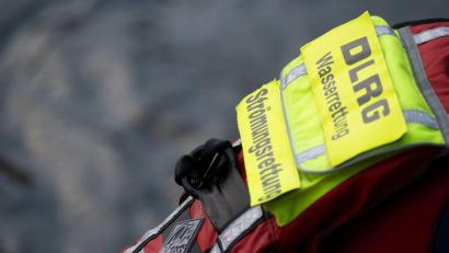 Bild: Marijan Murat/dpa
Ein Wasserretter holte den 46-jährigen Mann aus der Strömung der Isar. (Symbolbild)