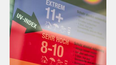 Bild: Thomas Banneyer/dpa
UV-Index-Tafeln informieren über den richtigen Sonnenschutz. (Archivbild)