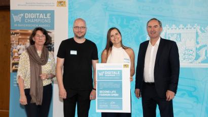 Bild: Wirtschaftsministerium/Bastian Brummer
Lisa Samhammers (zweite von rechts) Unternehmen Second Life Fashion GmbH wurde beim Wettbewerb „Digitale Champions im bayerischen Handel 2026“ ausgezeichnet. Bayerns Wirtschaftsminister Huber Aiwanger (rechts) übergab die Urkunde an die Preisträgerinnen und Preisträger.